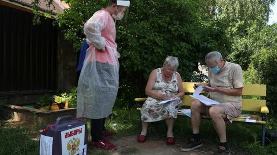 Поліцейський зламав руку журналісту, який знімав голосування в Росії