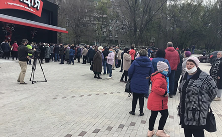 Сотни мариупольцев несмотря на карантин штурмовали новый магазин, который обещал скидки