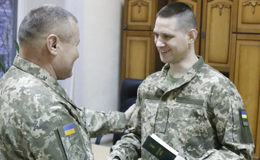 Освобожденным из плена военным вручили новые документы