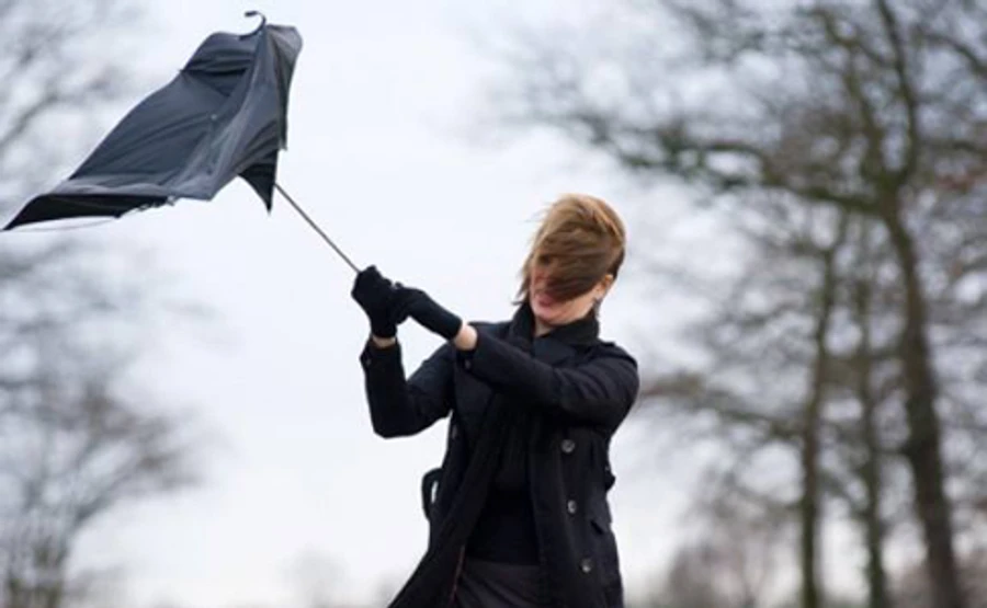 Українцям обіцяють небезпечно вітряну неділю