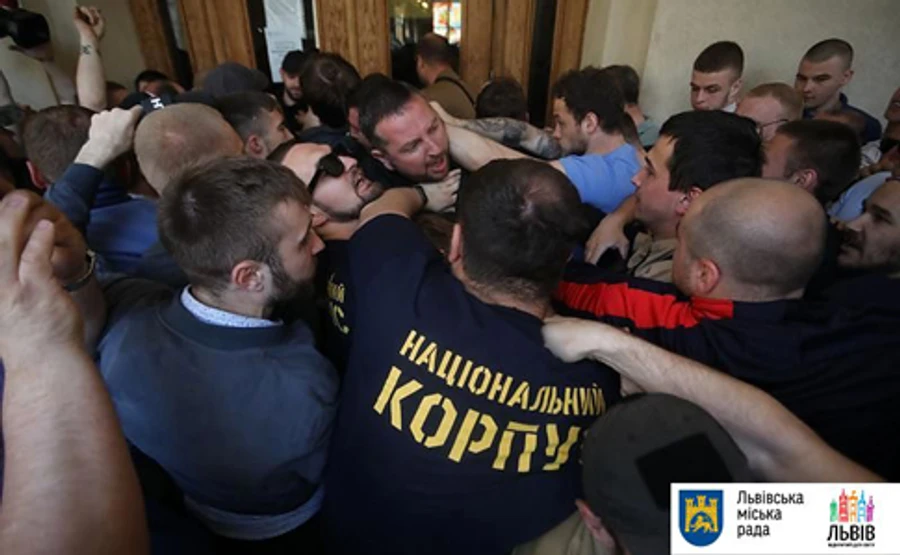 В ратушу Львова ворвались неизвестные, произошла драка - горсовет