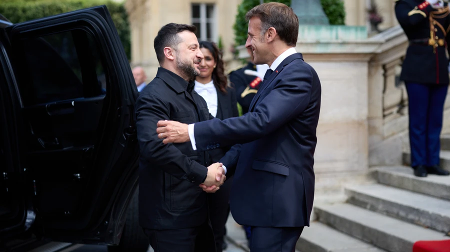 Zelenskyy meets Macron, awards him Order of Freedom