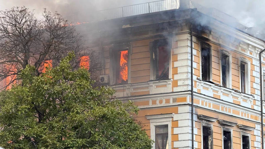 У центрі Києва внасідок російської атаки горить будівля НАН: загинула жінка, 3 поранених