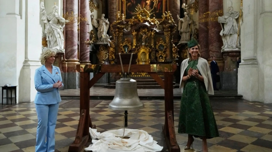 Dutch Queen donates bell made from Russian weapons to Czech church