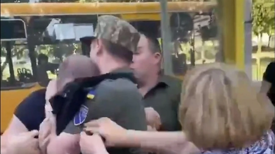 У ТЦК пояснили силове затримання чоловіка в Дніпрі: Намагалися утримати від злочину