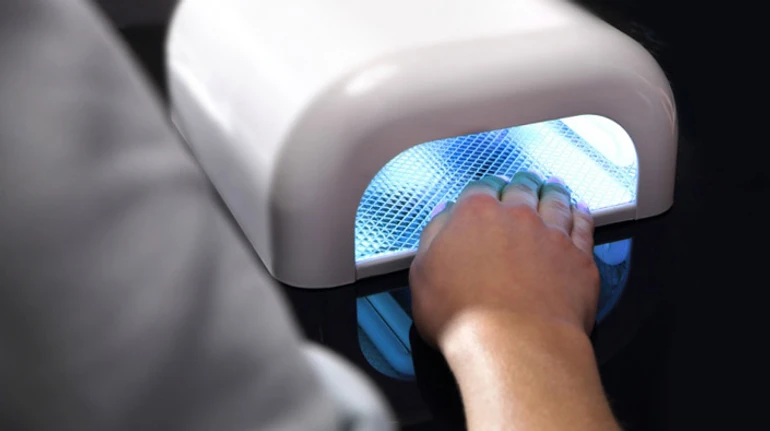 Чи можуть лампи для манікюру спричинити рак? Відповіді лікарів