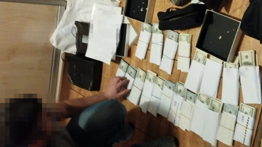 Обшуки у Запоріжжі: в міськраді СБУ виявила незареєстровану зброю і готівку