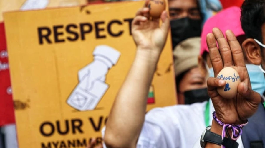 Митингующие Мьянмы распространяли протестные призывы на писанках
