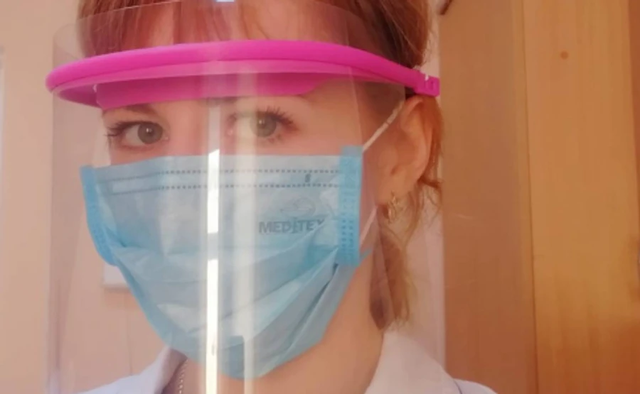 В Выдубицком монастыре начали делать защитные экраны для врачей