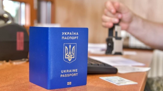 Прикордонники почали випускати з України чоловіків у віці до 22 років