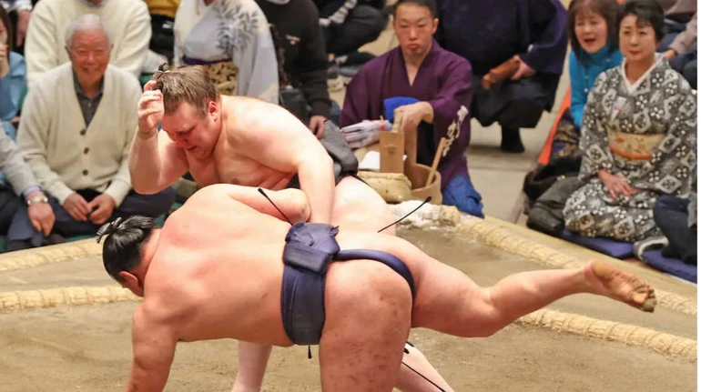 Украинец Аонишики в пятый раз за карьеру одолел йокозуну: результаты дня турнира по сумо Hatsu Basho