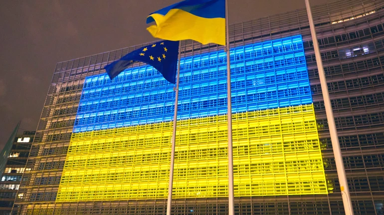 У четверту річницю великої війни європейські інституції засяяли синьо-жовтими кольорами