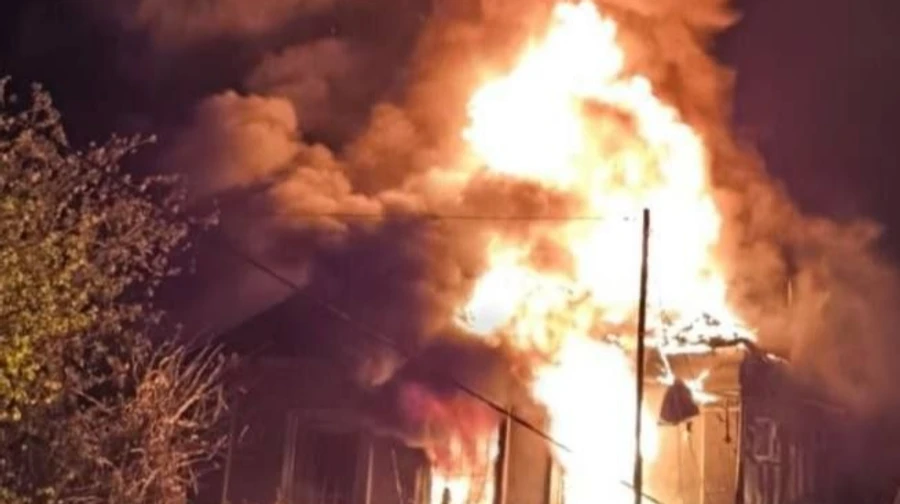 В Николаеве дрон попал в частный дом, вспыхнул пожар