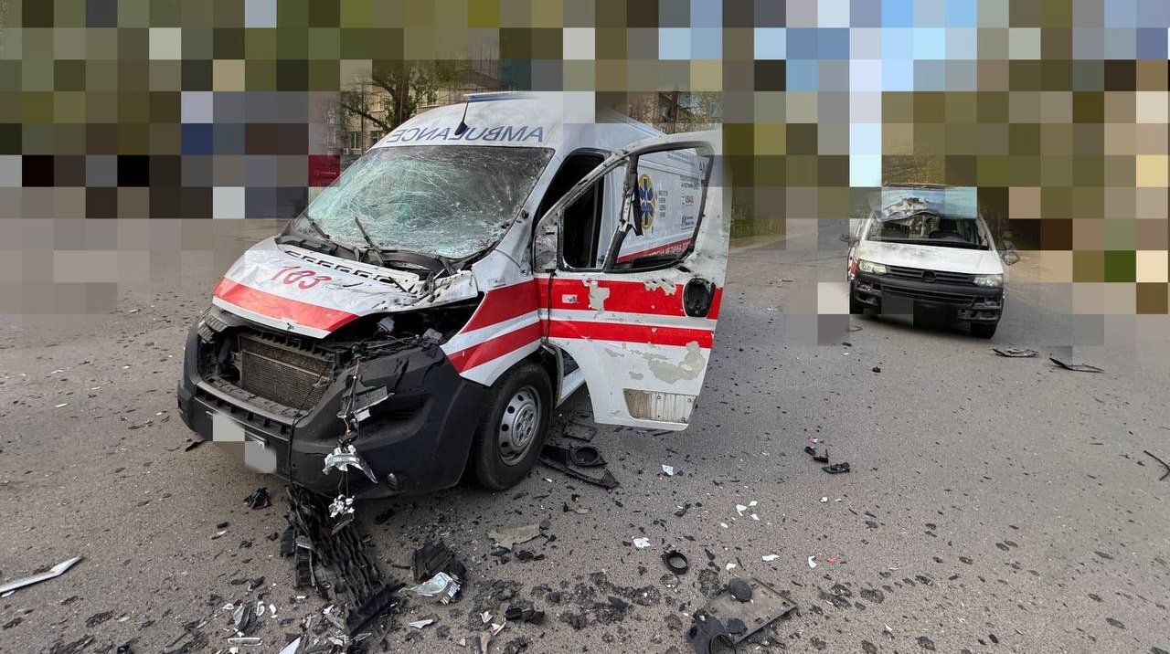 Окупанти атакували авто та "швидку" в Херсоні, є загиблий та поранені