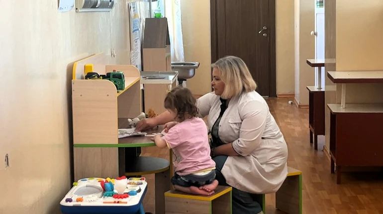 Мать мальчика, который выпал из окна в Харькове, хотят лишить прав на второго ребенка – девочка в больнице