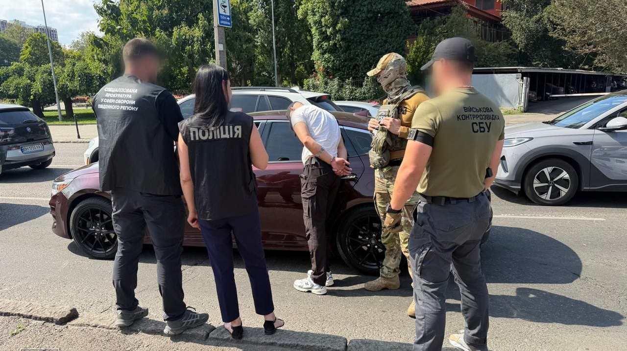 Тисячі доларів за видалення з "Оберегу": затримали двох представників ТЦК