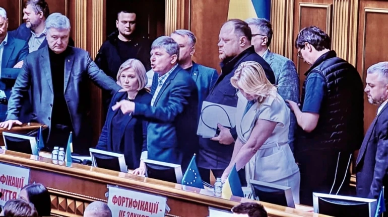 Нардепи Євросолідарності заблокували трибуну: засідання Ради закрито
