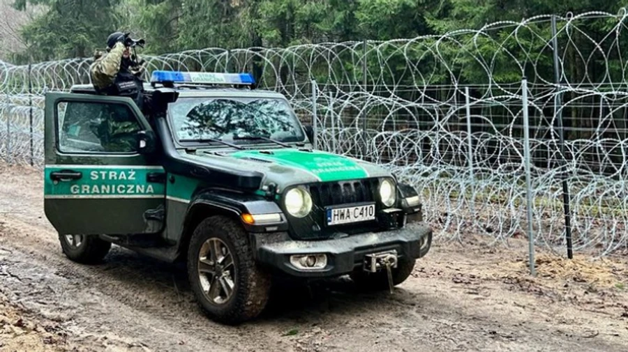 У Польщі показали нове відео, як військовим заважають зупиняти мігрантів на кордоні