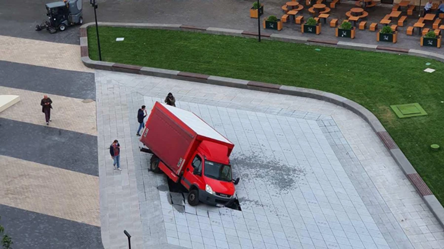 Грузовик провалил новый фонтан в центре Киева: не продержался и сутки