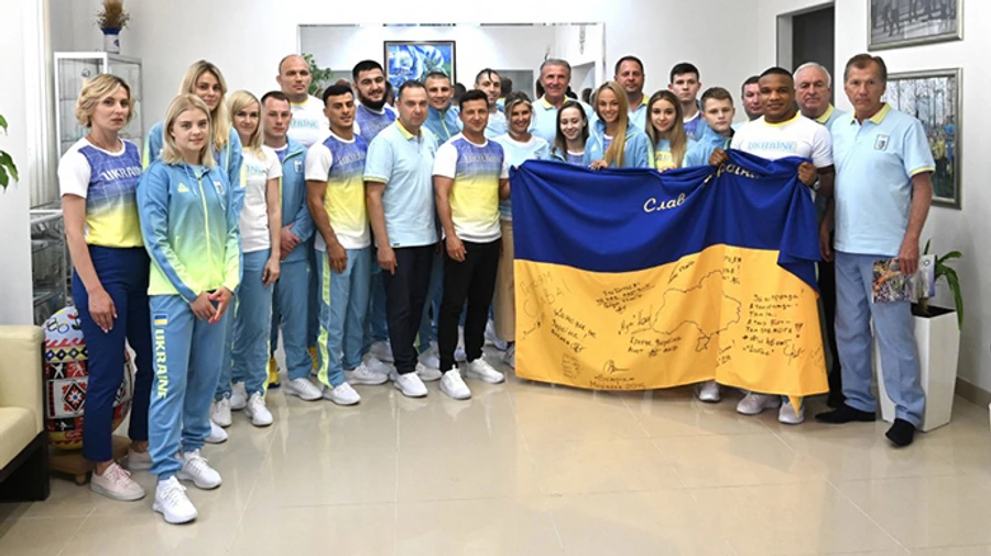 Зеленський передав українським олімпійцям військову реліквію