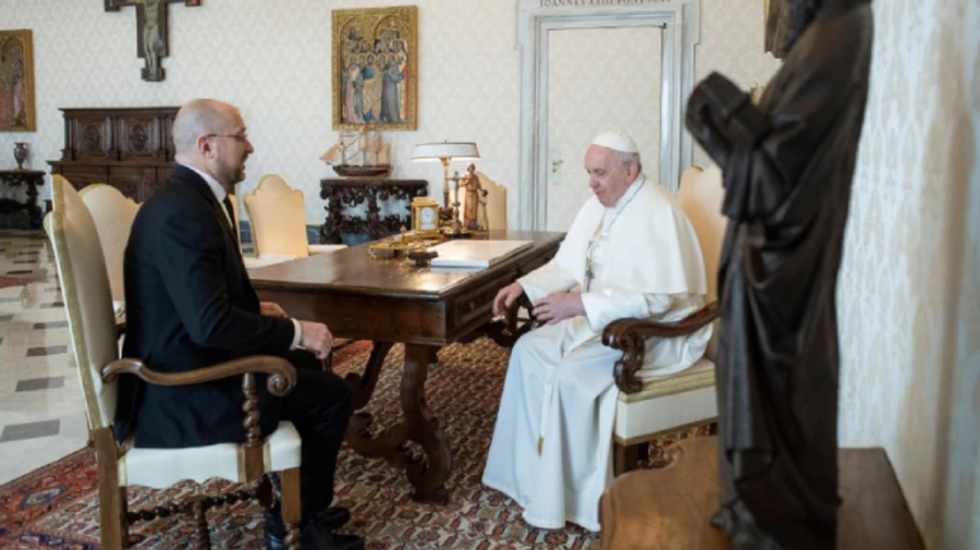 Шмыгаль пригласил Папу Франциска в Украину