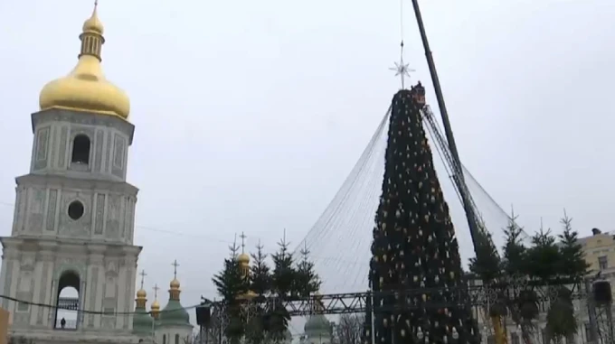 На головній ялинці в Києві встановили зірку замість капелюха