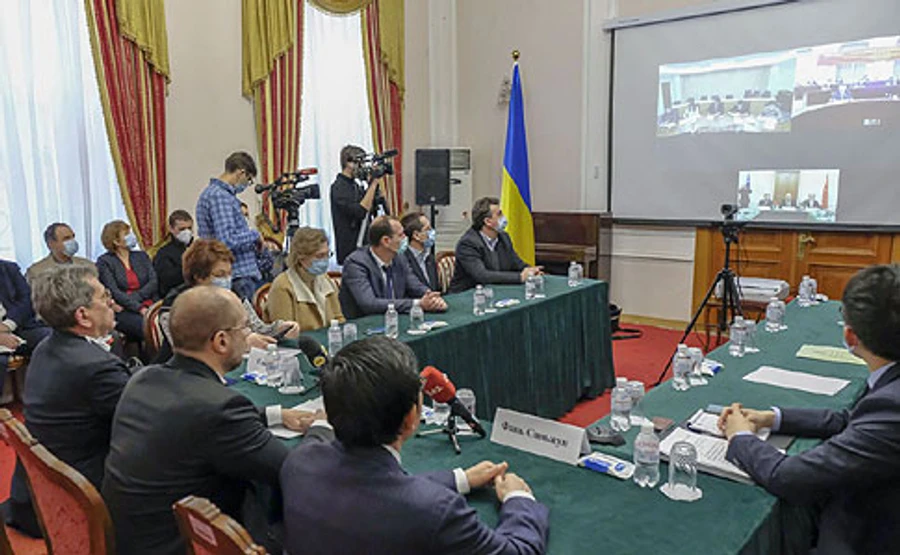 Шмигаль провів телеміст з китайськими лікарями 