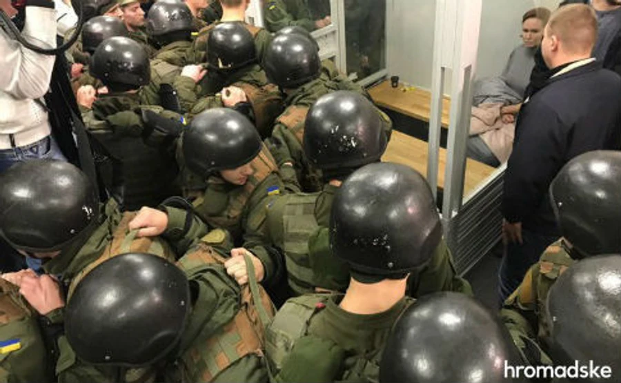 Дело Шеремета: силовики штурмом взяли зал суда и вывели подозреваемую
