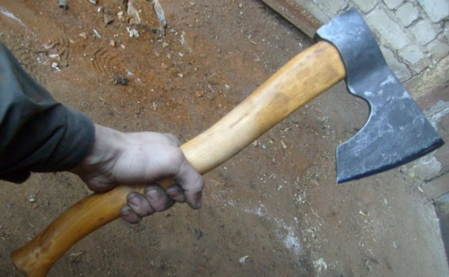 Чоловік із сокирою забіг у двір Солом'янського суду Києва і трощив авто