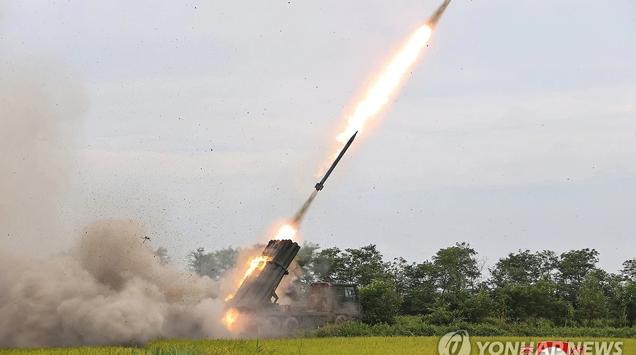 КНДР выпустила 10 ракет во время визита Гегсета в демилитаризованную зону на границе двух Корей