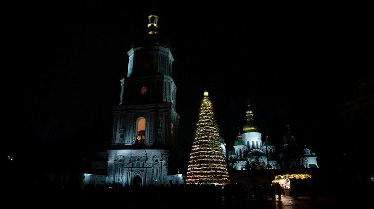 У Києві та Львові засяяли святкові ялинки