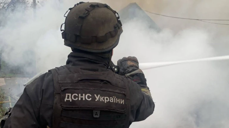 Атака РФ на Київ: у Святошинському районі уламки впали біля житлового будинку, є постраждалі