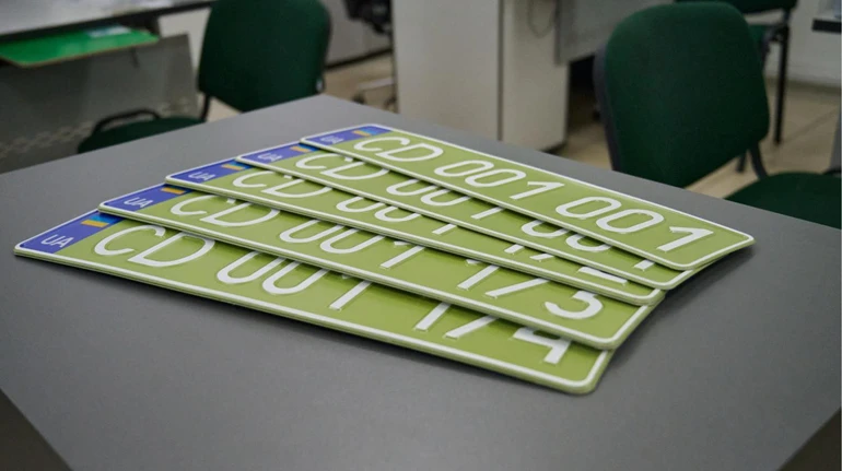 В Україні запровадили нові номерні знаки для дипломатичних авто