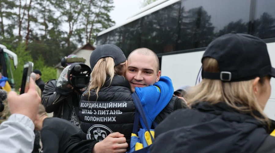 Azov fighter Artem Vyshniak, son of prominent POW activist Mama Tania, released from captivity