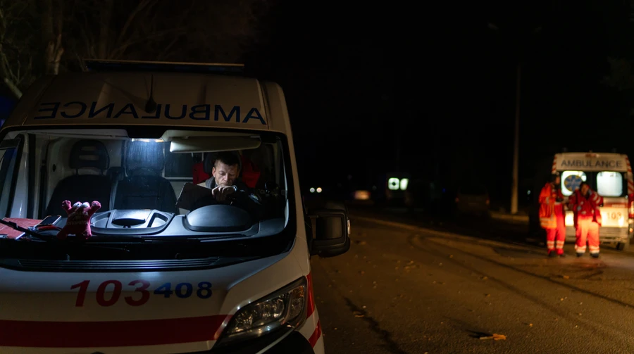 Поздно вечером россияне атаковали Херсон беспилотниками, два человека в больнице