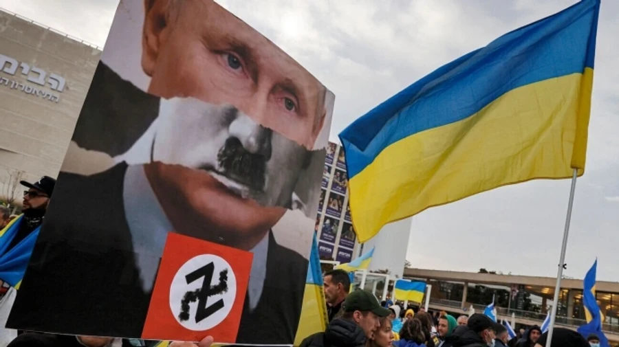 German Defence Minister compares Putin to Hitler