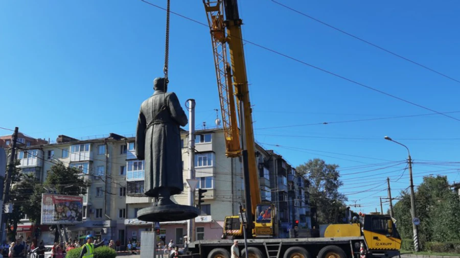 В Полтаве снесли памятник советскому Генералу Зигину