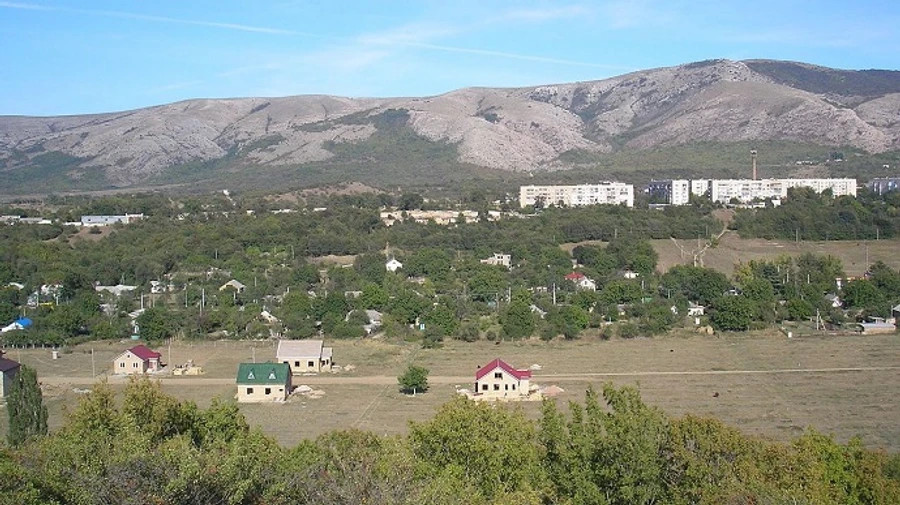 Russian invaders take their families to Russia from Perevalne in Crimea