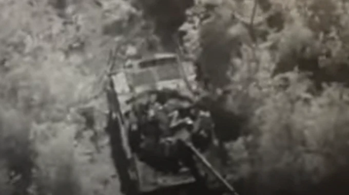 Народные байрактары: опубликовано видео работы дронов по танкам России