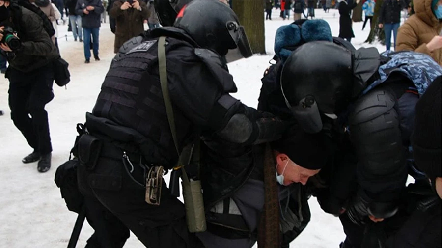 Російська Держдума оплесками подякувала силовикам, які розганяли мітинги