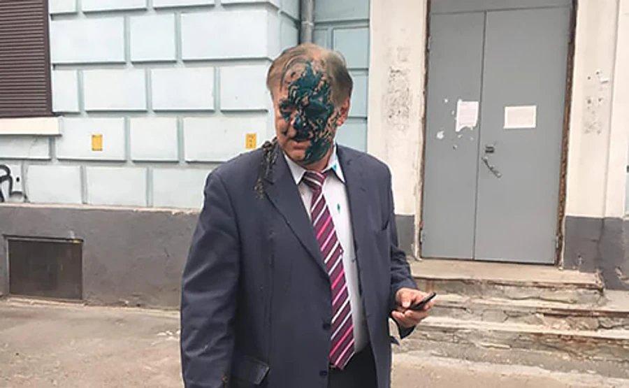 С14 облила керівника Росспівробітництва зеленкою й нечистотами