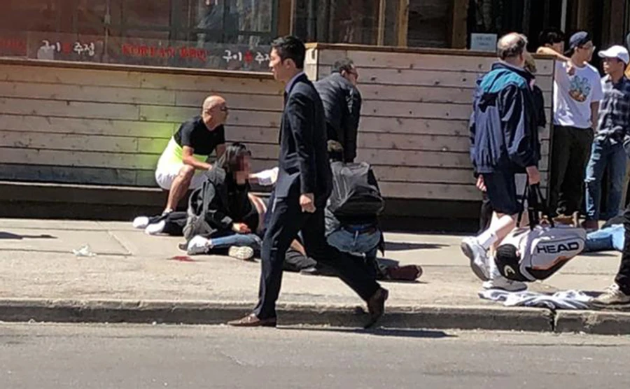 В Торонто микроавтобус наехал на людей, есть погибшие