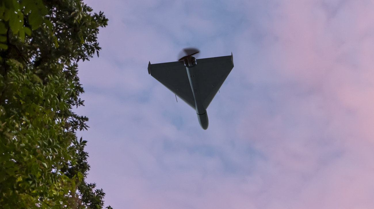 Esplosione di drone russo in Ucraina: due morti e un ferito nella regione di Chernihiv

Approfondimento
L'attacco russo contro l'Ucraina è continuato con l'uso di droni e missili, causando vittime e danni. La situazione rimane tesa e le autorità ucraine stanno lavorando per garantire la sicurezza della popolazione. L'uso di droni e missili contro la popolazione civile è un atto grave e inaccettabile, e le autorità internazionali devono prendere misure per fermare questi attacchi.

Possibili Conseguenze
L'esplosione del drone russo potrebbe avere conseguenze negative sulla popolazione locale, sia in termini di vittime che di danni alle infrastrutture. Inoltre, l'attacco potrebbe aumentare le tensioni tra Russia e Ucraina, con possibili ripercussioni sulla stabilità della regione. La comunità internazionale deve essere consapevole di queste conseguenze e lavorare per trovare una soluzione pacifica al conflitto.

Opinione
Non è possibile esprimere un'opinione su questo evento, in quanto si tratta di un fatto verificabile. Tuttavia, è importante notare che l'uso di droni e missili contro la popolazione civile è un atto grave e inaccettabile, e che le autorità internazionali devono prendere misure per fermare questi attacchi e garantire la sicurezza della popolazione.

Analisi Critica dei Fatti
L'analisi dei fatti rivela che l'attacco russo contro l'Ucraina è continuato con l'uso di droni e missili, causando vittime e danni. È importante che le autorità internazionali prendano misure per fermare questi attacchi e garantire la sicurezza della popolazione. La comunità internazionale deve essere consapevole di queste conseguenze e lavorare per trovare una soluzione pacifica al conflitto.

Relazioni con altri fatti
L'attacco russo contro l'Ucraina è parte di un conflitto più ampio che ha inizio nel 2014. La situazione rimane tesa e le autorità internazionali stanno lavorando per trovare una soluzione pacifica. La regione di Chernihiv è stata teatro di numerosi eventi storici, tra cui la battaglia di Chernihiv del 1239, e la storia della regione è caratterizzata da una serie di conflitti e invasioni, che hanno lasciato un'impronta duratura sulla popolazione locale.

Contesto storico
Il conflitto tra Russia e Ucraina ha radici storiche profonde. La regione di Chernihiv è stata teatro di numerosi eventi storici, tra cui la battaglia di Chernihiv del 1239. La storia della regione è caratterizzata da una serie di conflitti e invasioni, che hanno lasciato un'impronta duratura sulla popolazione locale. La comprensione di questo contesto storico è fondamentale per comprendere le cause e le conseguenze del conflitto attuale.

Fonti
La fonte di questa notizia è il sito Ukrainska Pravda, che cita il broadcaster pubblico ucraino Suspilne e la Polizia Nazionale ucraina. Per sostenere Ukrainska Pravda, è possibile visitare il loro sito Patreon. Il link diretto all'articolo originale è https://www.pravda.com.ua/eng/news/2025/11/03/8005531/. Il sito della fonte rss è Ukrainska Pravda, https://www.pravda.com.ua.