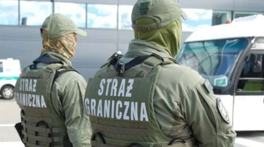 У Варшаві українка з написом бомба на чолі намагалася сісти на літак, її затримали