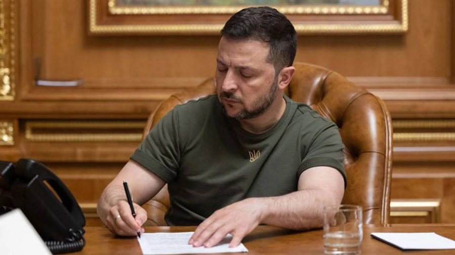 Зеленський поговорив телефоном з Макроном про знищену ГЕС і оборонну співпрацю