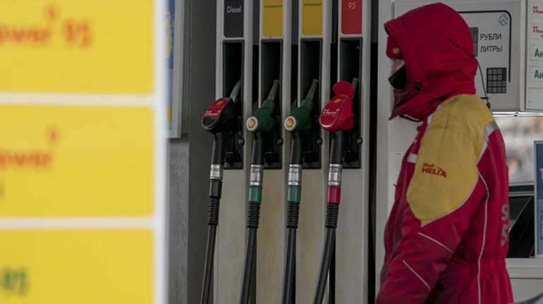 Европа запретила нефтепродукты из РФ: как это ударит по доходам Кремля и что будет с ценами в Украине?