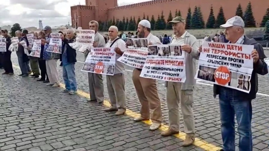 Сплять по черзі, зі стелі тече вода: омбудсмен про умови кримських татар у СІЗО РФ