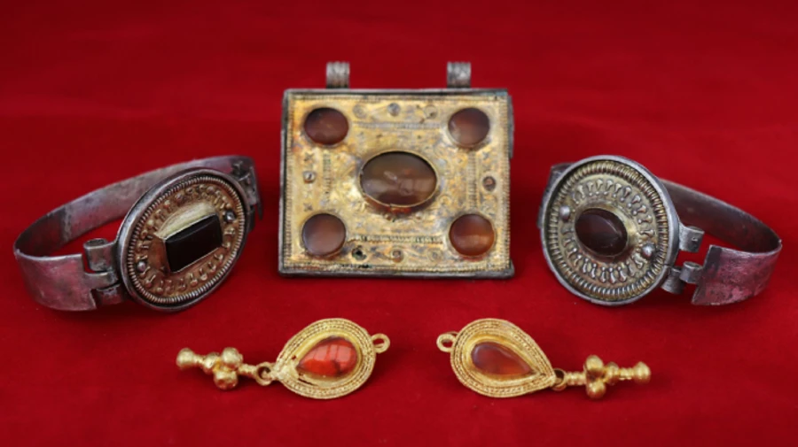 Окупанти розкопали в Криму колекцію прикрас ІІІ століття
