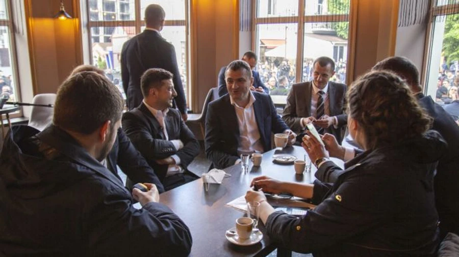 Кофе в кафе на карантине: всех спутников Зеленского оштрафовали