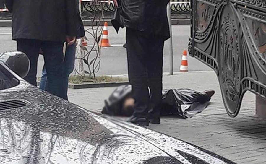 В Вороненкова попали три пули – в живот и шею